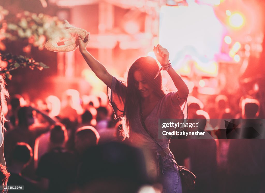 Unbekümmerte Frau mit Spaß auf einem Musikfestival.