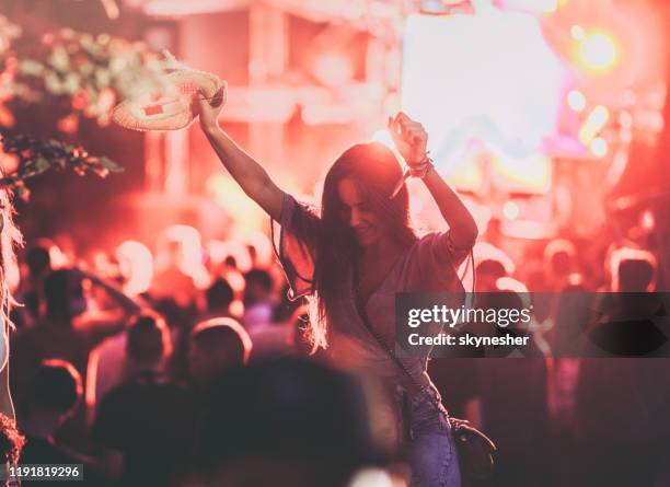 mujer despreocupada divirtiéndose en un festival de música. - concierto de música pop rock fotografías e imágenes de stock