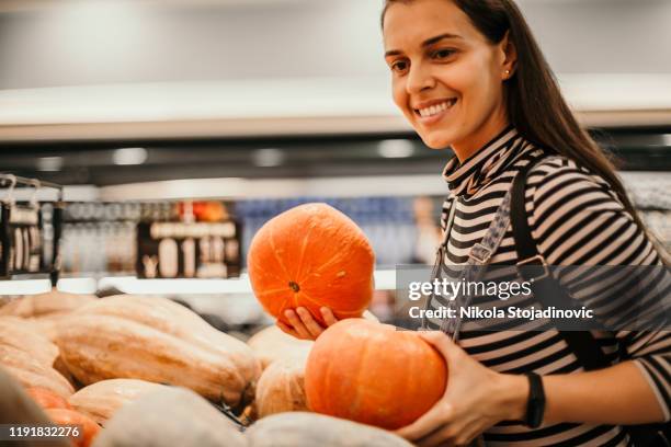 grocery shopping - abóbora menina cucúrbita imagens e fotografias de stock