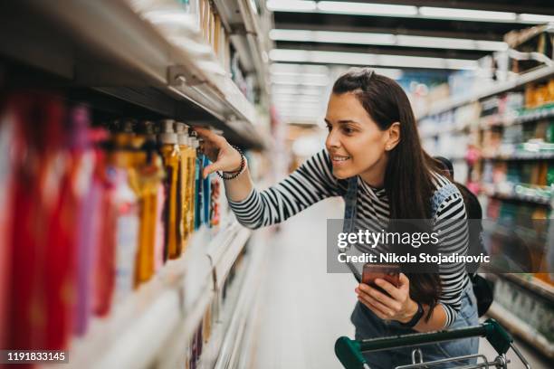 frau genießt das einkaufen - lady groceries phone stock-fotos und bilder