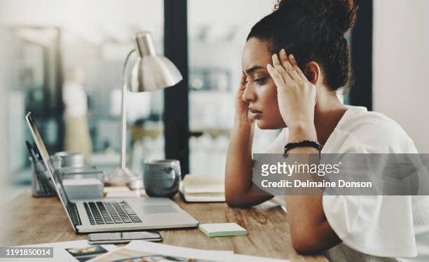 wanneer hard werken leidt tot hoofdpijn - sad workers stockfoto's en -beelden