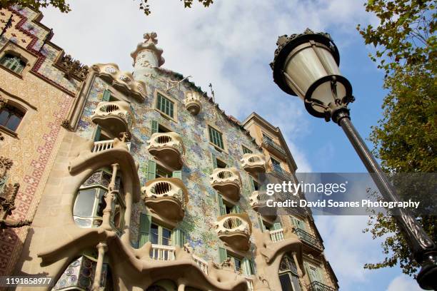 casa battlo, a fmaous modernism building designed by antoni gaudí in barcelona, spain - gaudi stock-fotos und bilder