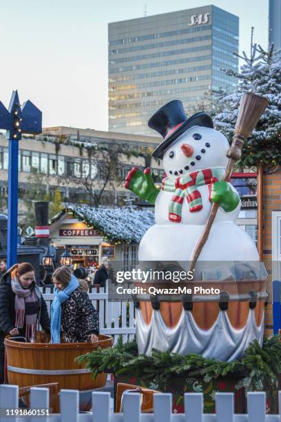 gaan voor de vriendelijke sneeuwman rit - famous family funfair stockfoto's en -beelden