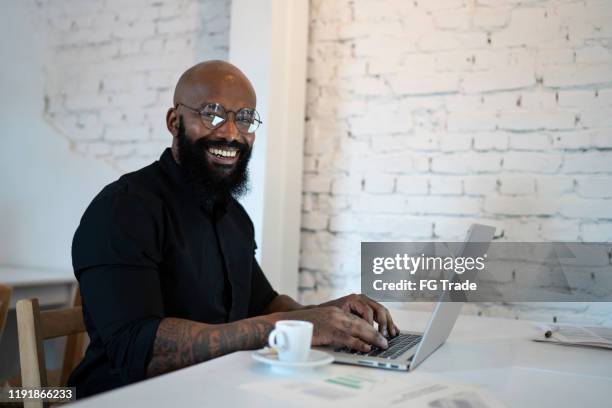 portrait of a businessman working in a cafeteria - pardo brazilian stock pictures, royalty-free photos & images