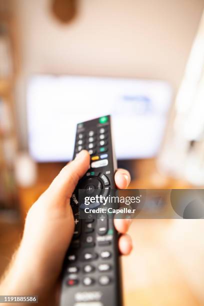 maison - allumer une télévision - zapper photos et images de collection