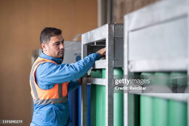 ingénieur vérifiant des bouteilles de gaz - réservoir à essence photos et images de collection