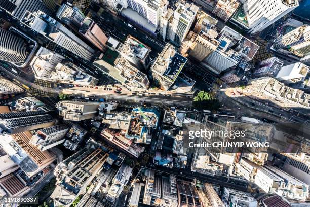 vista aerea del centro di hong kong. distretto finanziario e centri commerciali nella smart city in asia. vista dall'alto di grattacieli e grattacieli. - top capo di vestiario foto e immagini stock
