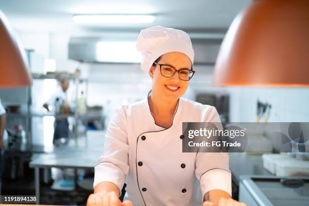 porträtt av en leende som tittar på kameran - chef in kitchen bildbanksfoton och bilder