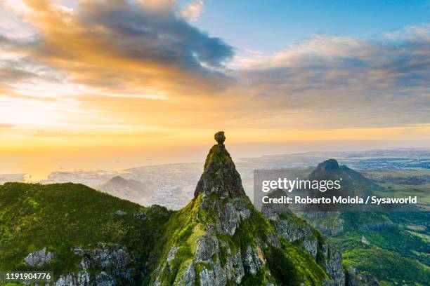 sunset on le pouce mountain towards the indian ocean, mauritius - mauritius stockfoto's en -beelden