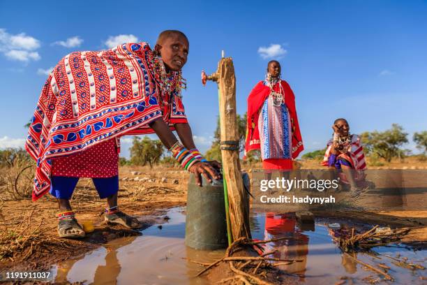 afrikaanse vrouw uit maasai stam verzamelen water, kenia, oost-afrika - masaï stockfoto's en -beelden