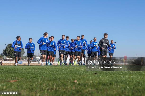 January 2020, Spain, Fuente Alamo: Soccer: Bundesliga, training camp FC Schalke 04 The team of FC Schalke 04 during a running session on the training...