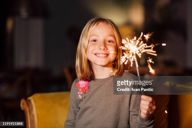 schönes kleines mädchen mit funkelnden - new years eve 2019 stock-fotos und bilder