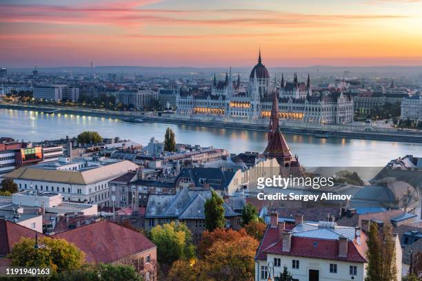 romantic sunrise over budapest landmarks and danube river - budapest foto e immagini stock
