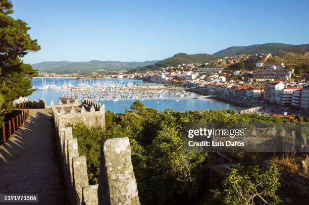 bayona overview from castle - vigo - fotografias e filmes do acervo