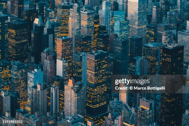 aerial view of new york city skyline at sunset - new york city fotografías e imágenes de stock