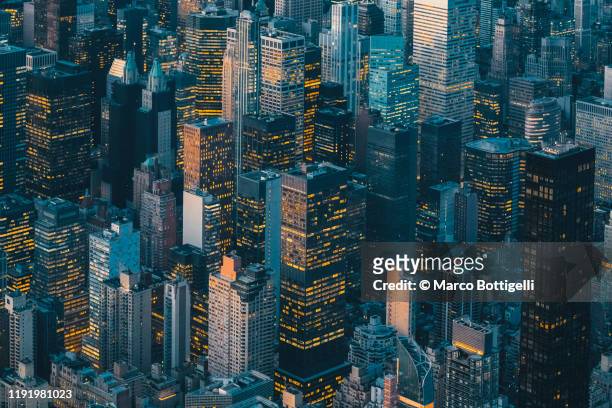 aerial view of new york city skyline at sunset - new york stockfoto's en -beelden