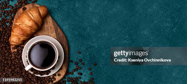 coffee cup and beans on old kitchen table. top view with copyspace for your text - coffee cup top view stockfoto's en -beelden