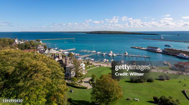 mackinaw island marquette park blick - mackinac island stock-fotos und bilder