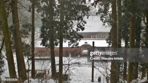 tranquil snowy scene of mount.hiei -enryakuji temple konponchu-do in winter.unesco world heritage sites - temple enryaku ji stock-fotos und bilder