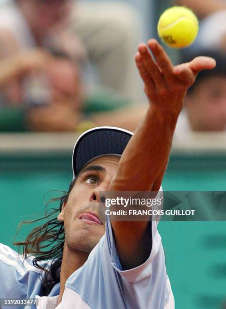 Argentine's Mariano Zabaleta serves to his compatriot Guillermo Coria, 01 June 2003 in Paris, during their Roland Garros French Tennis Open fourth...