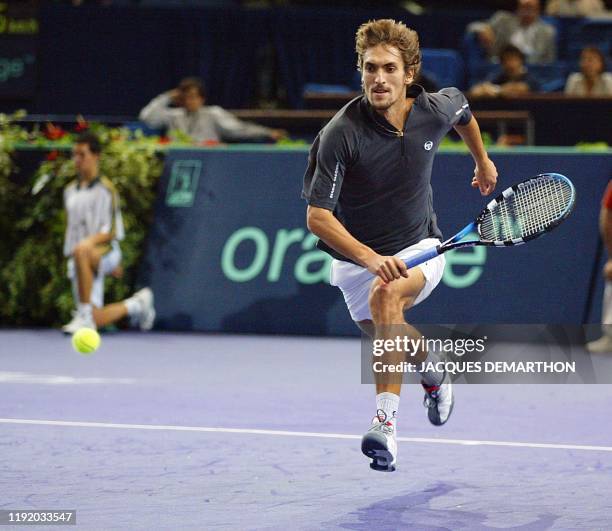 Le Français Nicolas Escudé monte au filet pour un amorti de balle de l'Espagnol Felix Mantilla, le 29 octobre 2002 au Palais Omnisports de...