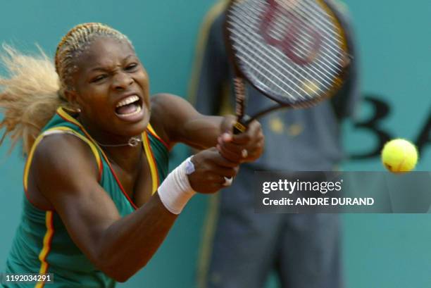 Serena Williams returns the ball to her opponent Martina Sucha of Slovakia, 29 May 2002 in Paris, during a Roland-Garros French Open first round...