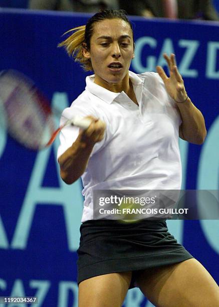 L'Italienne Francesca Schiavone effectue un coup droit face à la Francaise Amélie Mauresmo, le 08 février 2002 au stade Pierre de Coubertin à Paris,...