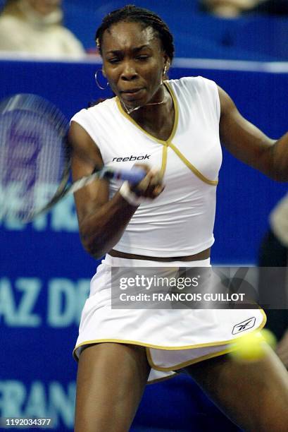 L'américaine Venus Williams effectue un coup droit face à l'italienne Silvia Farina Elia, le 08 février 2002 au stade Pierre de Coubertin à Paris,...