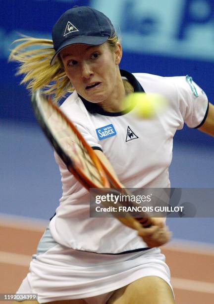 La joueuse belge Justine Henin effectue un coup droit face à son adversaire américaine Monica Seles, le 08 février 2002 au stade Pierre de Coubertin...