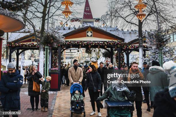 een bezoek aan tivoli gardens is voor iedereen - famous family funfair stockfoto's en -beelden