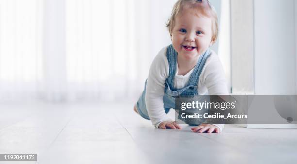 ich werde in einer minute da sein! - krabbeln stock-fotos und bilder