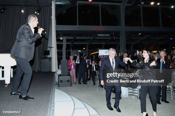 Sidney Toledano dancing with Marie Drucker as Singer Julien Clerc performs during the Gala evening of the Pasteur-Weizmann Council at Pavillon...