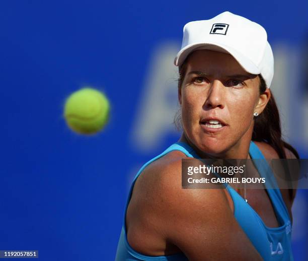 Jennifer Capriati returns the ball to French Amelie Mauresmo during their 1/4 final of Rome's WTA 1.345,000 Euros prize Tennis masters tournament, 17...