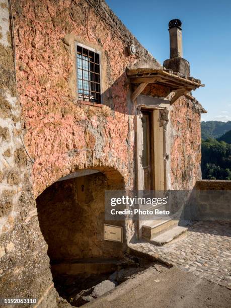 rom-calcata-ländlich-mittelalter-natur-alte-tufa - calcata stock-fotos und bilder