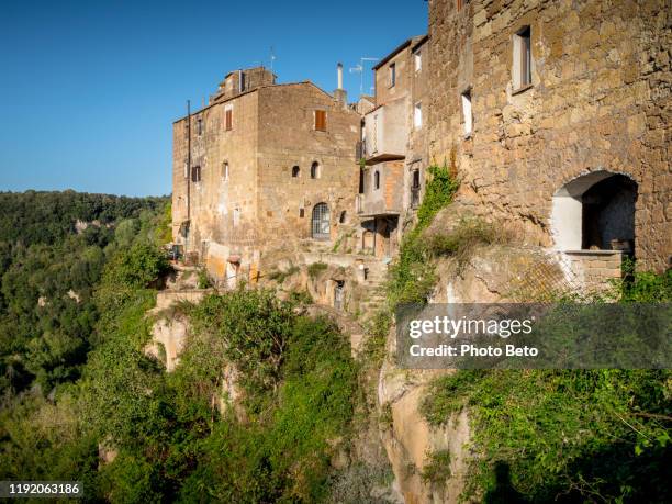 rom-calcata-ländlich-mittelalter-natur-alte-tufa - calcata stock-fotos und bilder