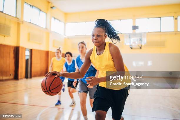 vrouwelijke basketbal wedstrijd binnenshuis - women's basketball stockfoto's en -beelden