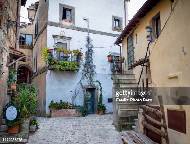 rom-calcata-ländlich-mittelalter-natur-alte - calcata stock-fotos und bilder