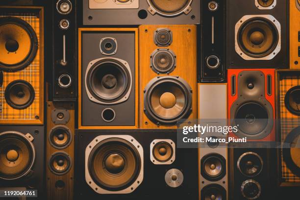 pared de estilo vintage retro altavoces de sonido de música - equipo de alta fidelidad fotografías e imágenes de stock