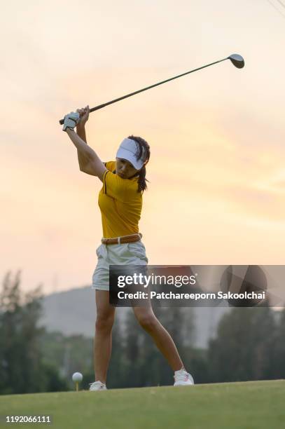 playing golf - woman on swing foto e immagini stock