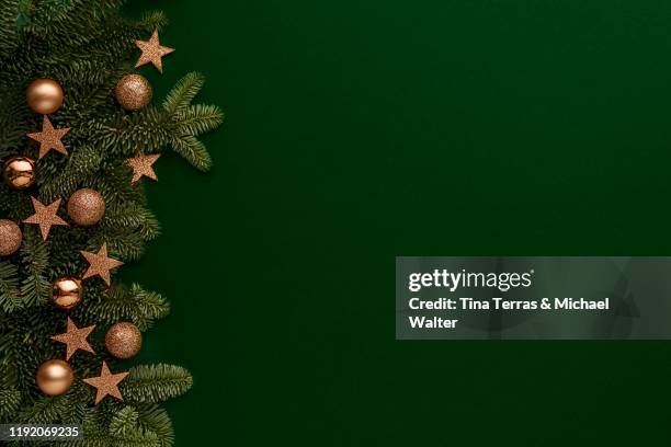 dark christmas background with fir tree and gold decor. top view with copy space - christmas background green stockfoto's en -beelden