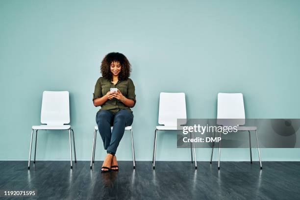 de interview ervaring delen met social media - sitting and using smartphone studio stockfoto's en -beelden