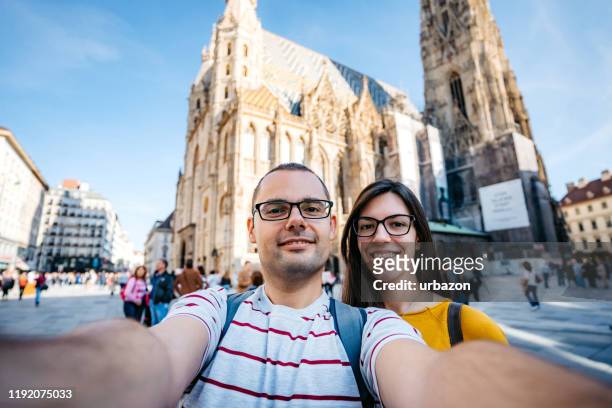 couple making selfie with st. stephen's cathedral - st stephens cathedral vienna imagens e fotografias de stock