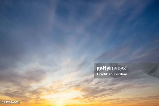 close up of the sky at sunrise - 巻雲 ストックフォトと画像