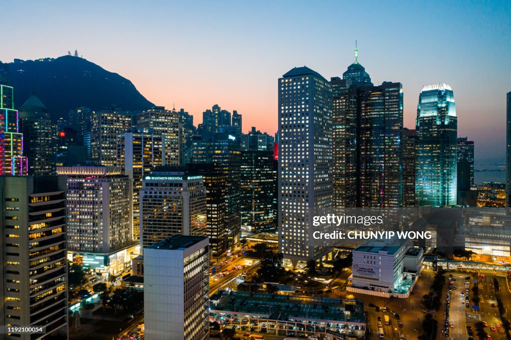 Vista panorámica de la isla de Hong Kong, China, por la noche