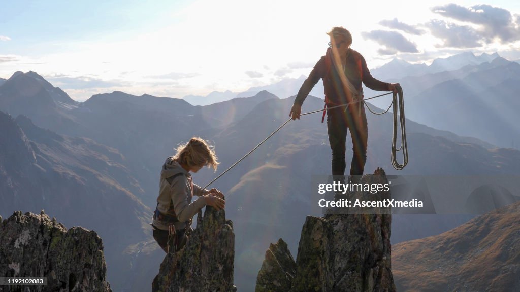 Bergsteigerin klettert auf Bergrücken