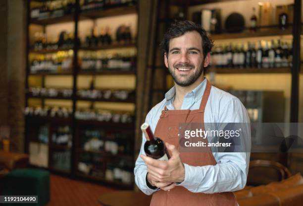 gelukkige man werkt bij een wijnbar - hostesses stockfoto's en -beelden