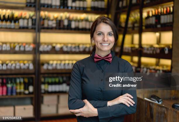 gelukkig sommelier werken bij een wijnbar - hostesses stockfoto's en -beelden