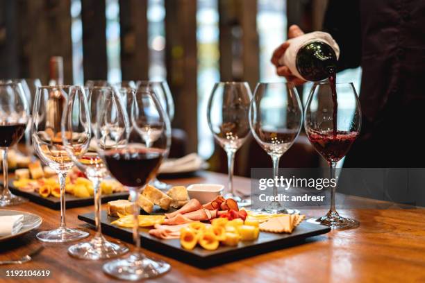 sommelier serveren glazen van wijnproeverij evenement - sommelier stockfoto's en -beelden