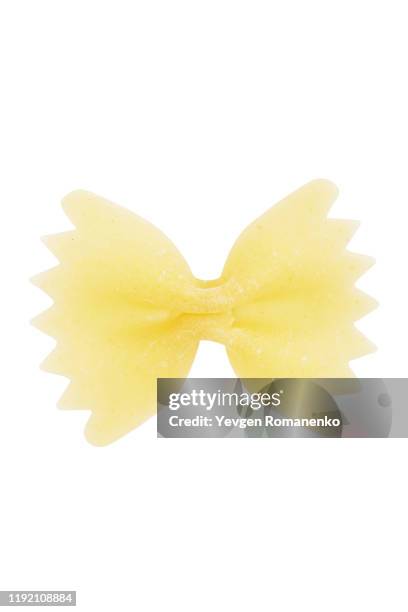 farfalle bow tie pasta isolated on white background - spaghetti isolated stockfoto's en -beelden