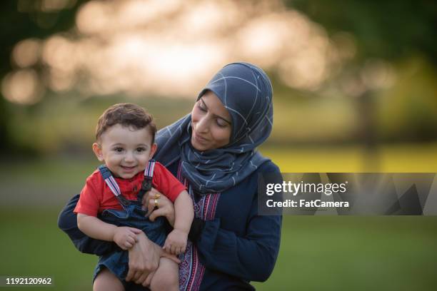 muslimische mutter und sohn outdoors stockfoto - arab mom stock-fotos und bilder